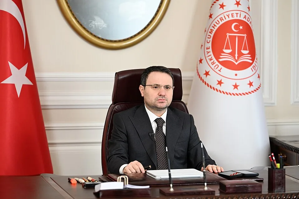 Adalet Bakanı Gürlek'in Tapu Kayıtları Usulsüz Sorgulandı: 3 Memur Gözaltı, Biri Tutuklandı