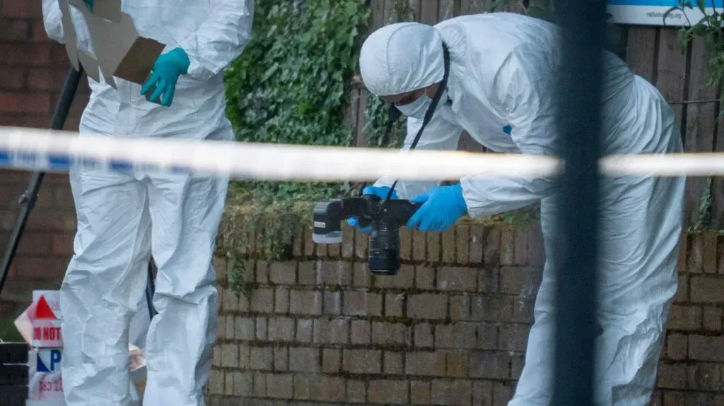 Belfast'ta Bıçaklı Saldırı: Kahraman Vatandaşlar Hayat Kurtardı, Göçmen Şüpheli Gözaltında