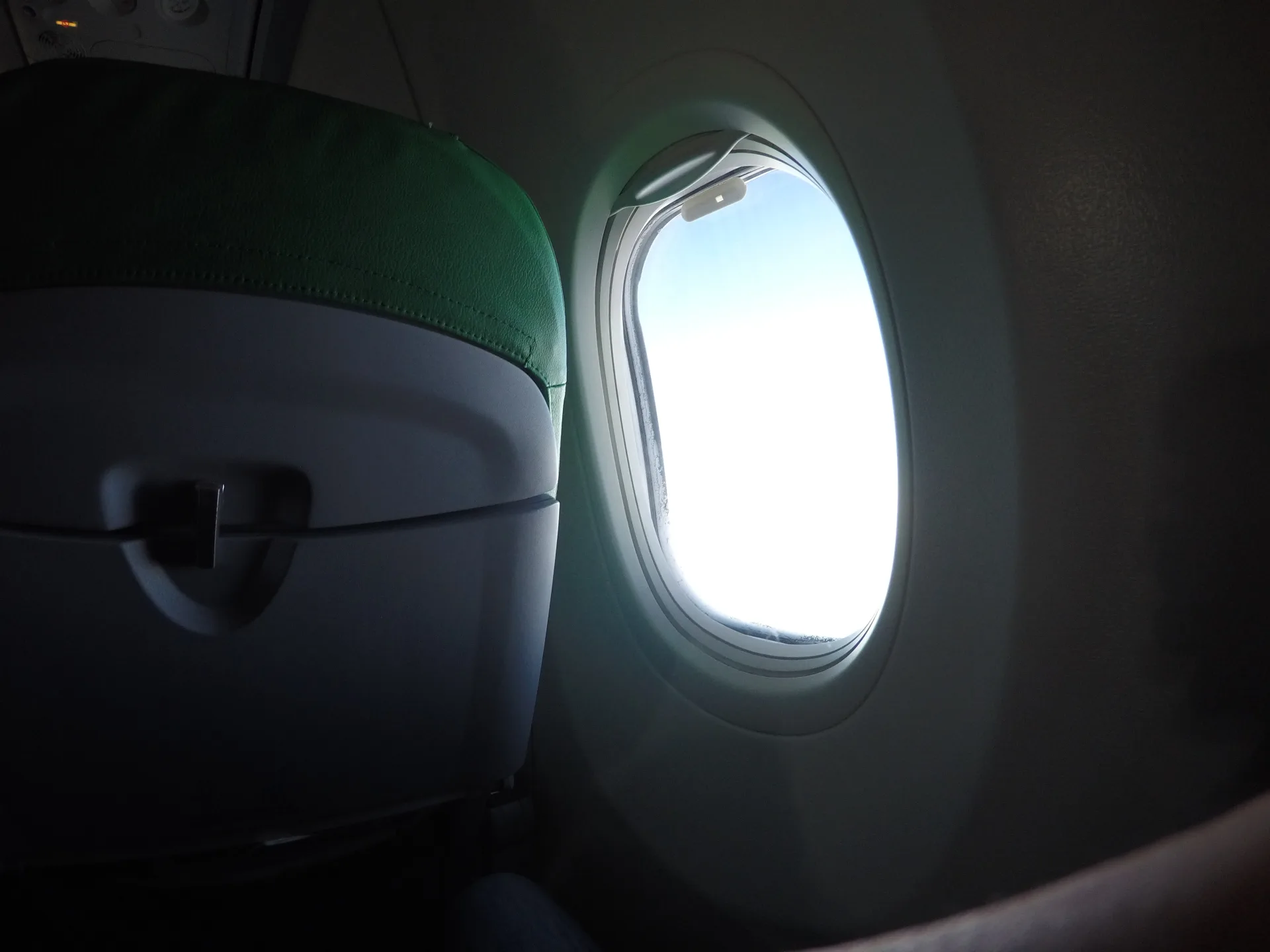Ryanair Uçağında Pencere Patladı: Yolcu 16 Bin Feet'te Dışarı Çekildi